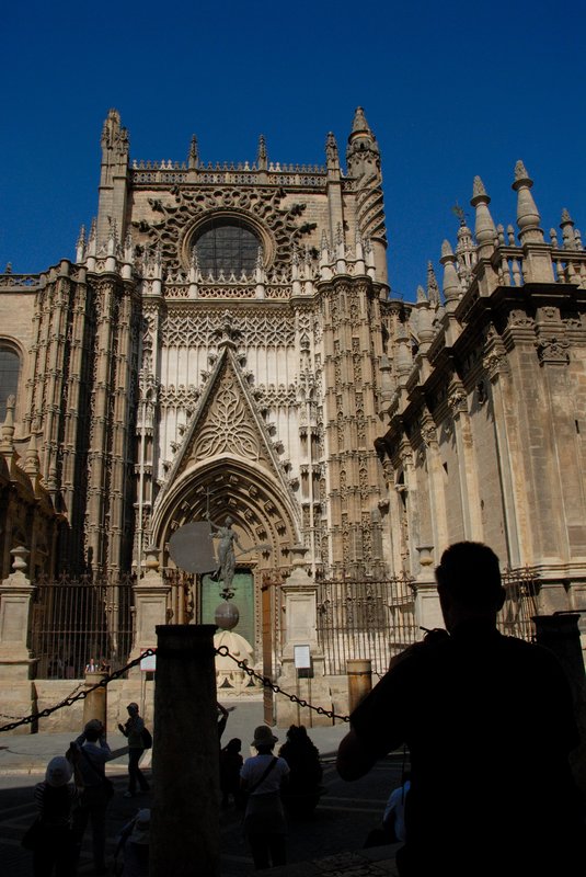 Sevilla 塞維爾<br>塞維爾大教堂是世界第三大教堂，怎麼大家都說是第三大，前身是一座回教清真寺，天主教統治後，直接將其改成教堂，教堂內有航海家哥倫布的靈柩。<br/>