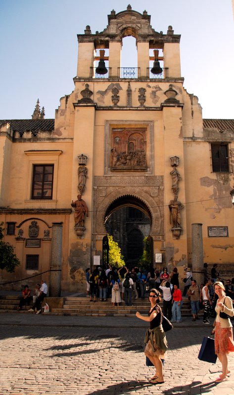 Sevilla 塞維爾<br>塞維亞大主教堂的入口，回教式建築的拱門上搭建起基督教式的鐘塔，獨特混搭的建築特色，有著先來後到的主權宣示。<br/>