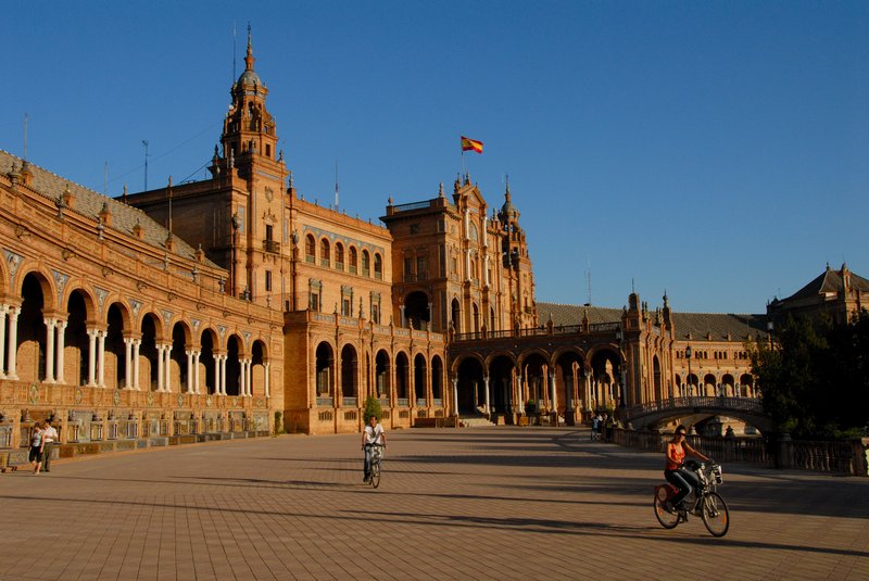 Sevilla 塞維爾<br>傍晚陽光斜射在西班牙廣場上，也照在金碧輝煌古建築，讓人感受到建築的主人在當時的身份地位與財力。<br/>