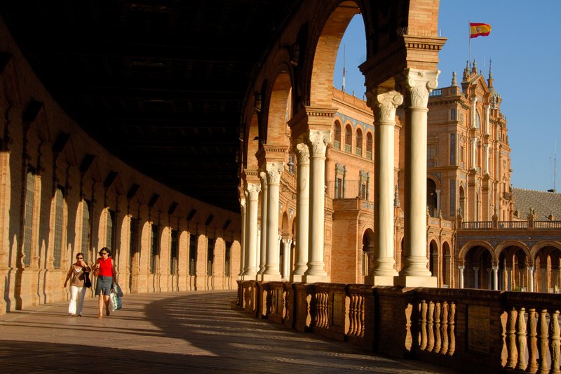 Sevilla 塞維爾<br>口愛的妹妹罩過來，叔叔給你拍拍照。<br/>