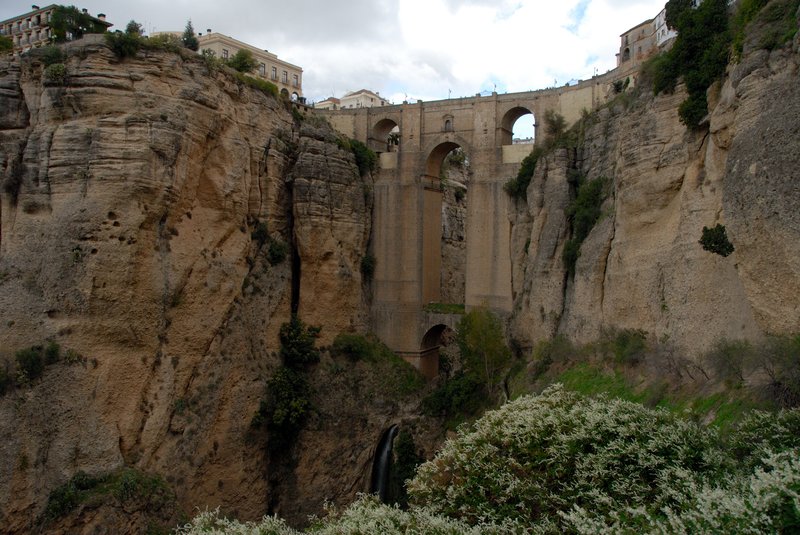 Ronda 隆達<br>隆達是那些使安達魯西亞聲名遠播的浪漫傳奇故事的發源地。建築在太加斯峽谷的懸崖峭壁上，一道被稱作 Tajo 的壕溝將這座城市分為新、舊兩個城區，壕溝上所架設的橋樑建於 18 世紀。<br/>