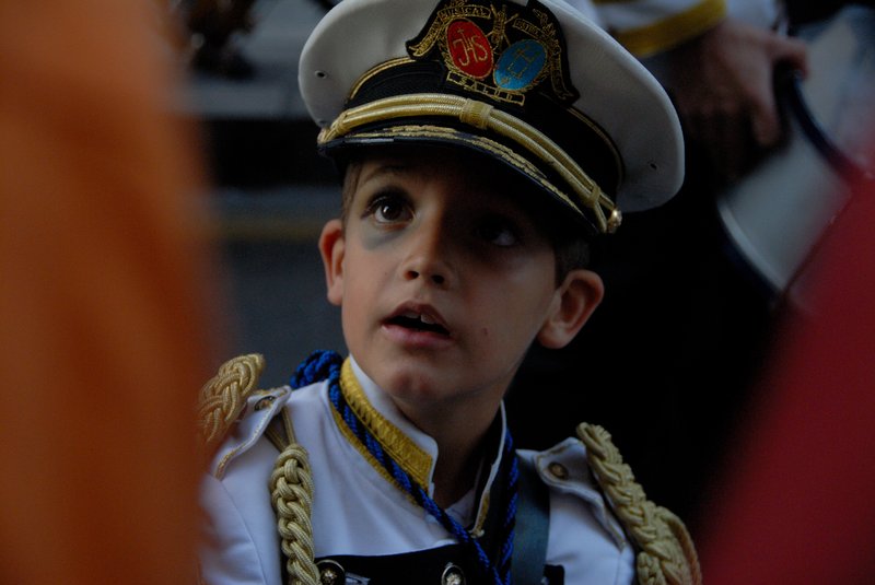 Granada 格拉納達<br>格拉納達的路上出現人潮，慶典儀式中的鼓號樂隊，樂曲震天嘎響，小男孩卻是眾人拍攝的焦點。<br/>