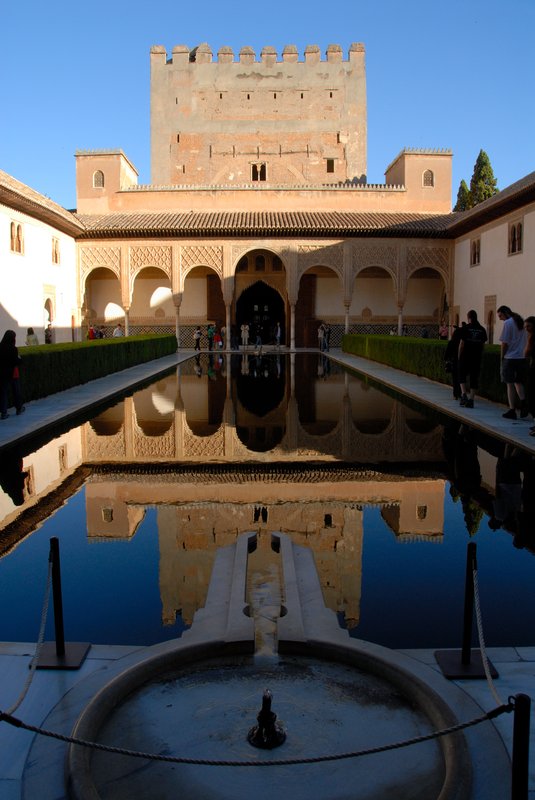 Granada 格拉納達<br>桃金孃宮長型露天水池，倒映著大使廳精緻的馬蹄形廊柱，兩旁點綴著桃金孃樹叢，每當風起時總會散發陣陣幽香。<br/>