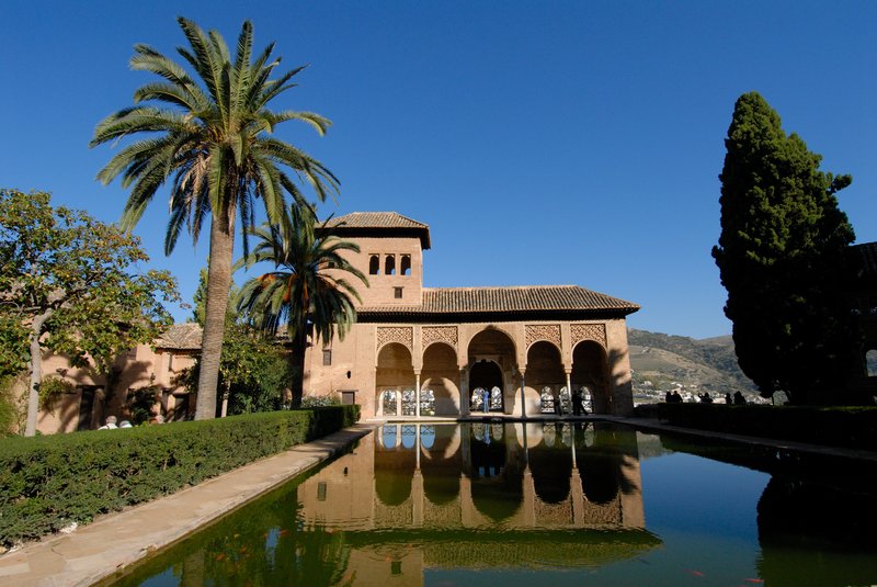 Granada 格拉納達<br>阿爾汗布拉宮內保存了精細的摩爾人建築和造園技藝，代表了阿拉伯式的宮殿和庭院建築，於1984入選為世界文化遺產。<br/>