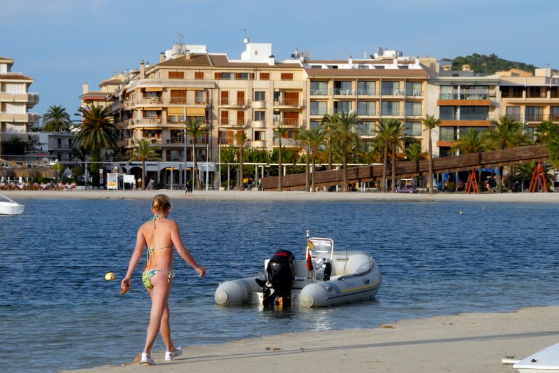 Mallorca 馬約卡<br>美麗的沙灘，可愛的人影，可以想像夏天這裡會是多麼擁擠。<br/>