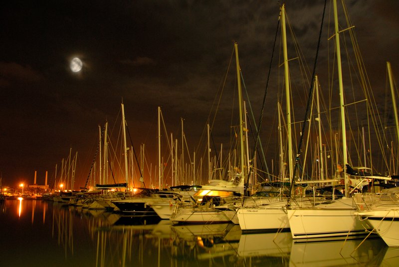 Mallorca 馬約卡<br>ALCUDIA阿勒古迪亞的遊艇港口，停滿了歐洲有錢人的高級遊艇，主人只有夏天才會回來開個過癮。<br/>