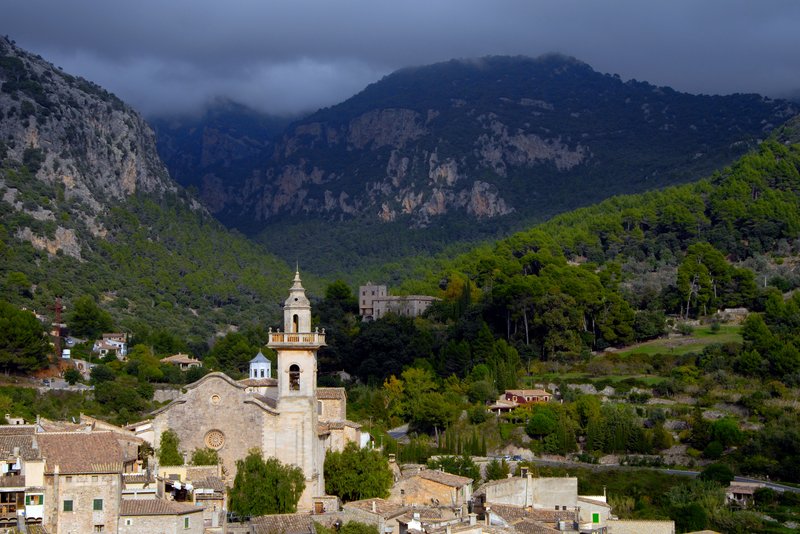 Mallorca 馬約卡<br>Valldemossa ，蕭邦與情人法國文學家喬治桑曾經在此修道院住過。蕭邦在此寫下最有名的是D大調前奏曲「雨滴」，也曾說過Valldemossa是地球上最美麗的地方之一！<br/>