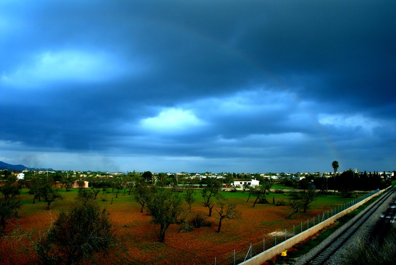 Mallorca 馬約卡<br>地點阿哉，開車開到一半看到彩虹，等急急忙忙停下來拍照，彩虹已經不太清楚，蠻喜歡上面厚重的雲層。<br/>