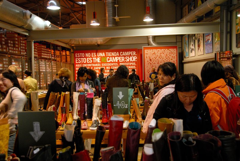 Mallorca 馬約卡<br>Camper的粉絲照過來，這裡的outlet打六折。不用寫信來問我在哪裡，直接告訴你在LNCA，怎麼走，按相片右上方的map鍵，GO阿姨(google map)會告訴你。<br/>