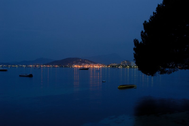 Mallorca 馬約卡<br>因為租車的油加太多，清晨只好跑遠一點，到can singala來拍雨中日出。<br/>