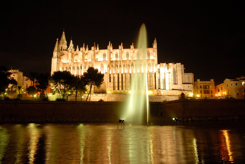 Mallorca 馬約卡<br>PALMA帕爾馬的大教堂，就建在海邊港口處，雄偉而華麗。<br/>