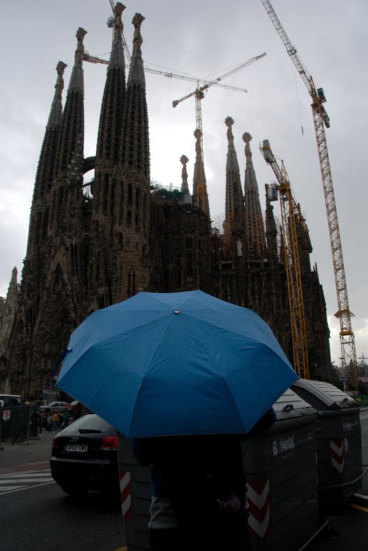 Barcelona 巴塞隆納<br>來到聖家堂的初體驗，烏雲佈滿的天空飄著細雨，感傷聽著他的故事。<br/>
