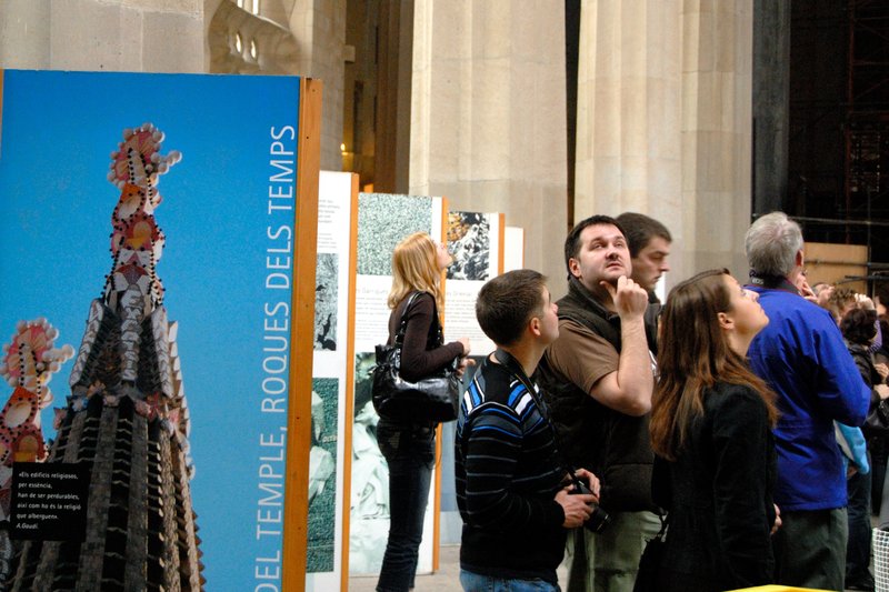 Barcelona 巴塞隆納<br>聖家堂的內部宛如工地般，佈滿了建築模具，叮叮咚咚的施工中。聽說未來的一百年仍會持續進行工程，完工的那一天還很遙遠！<br/>