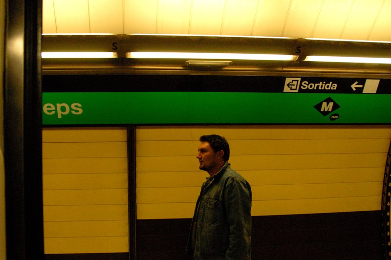 Barcelona 巴塞隆納<br>不愧是經驗豐富、敏銳機警的班長，察覺異狀馬上警告大家小心扒手！扒手就是他！親眼看到人高馬大的扒手對著班長口出惡言與挑釁，現在想起來還是餘悸猶存。<br/>