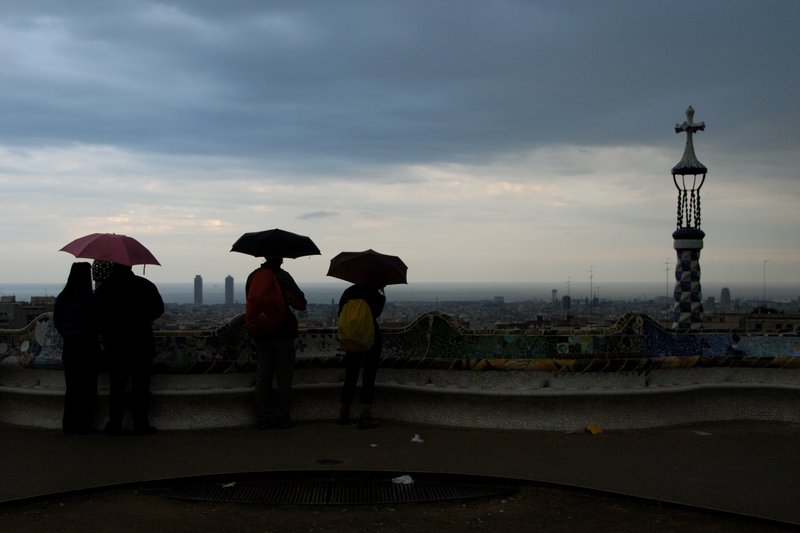 Barcelona 巴塞隆納<br>雨中的奎爾公園。<br/>