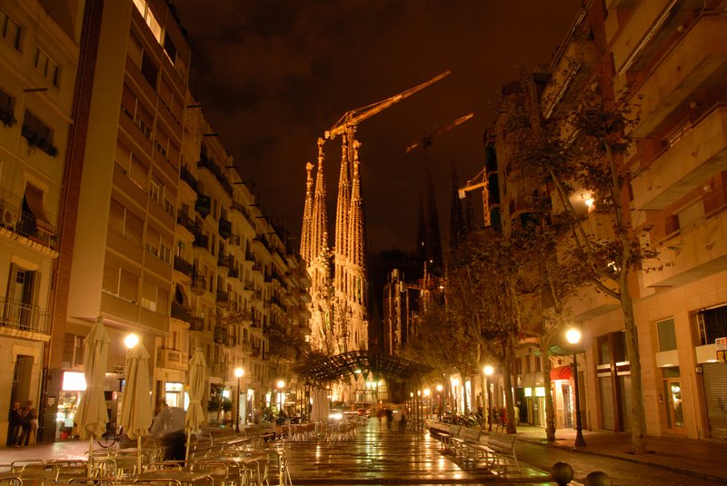 Barcelona 巴塞隆納<br>夜裡打著燈光的聖家堂，是巴塞隆納最燦爛耀眼的寶石。<br/>