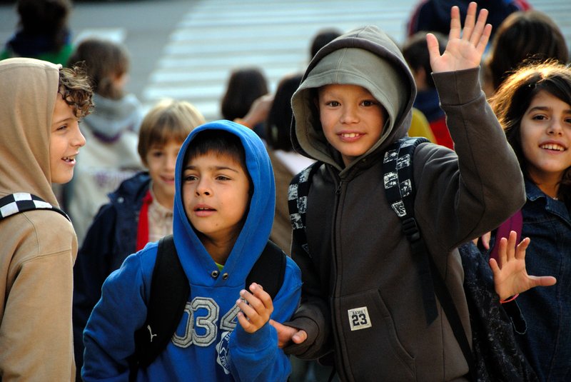 Barcelona 巴塞隆納<br>熱情的西班牙小孩，正跟著陌生的東方人打招呼。<br/>