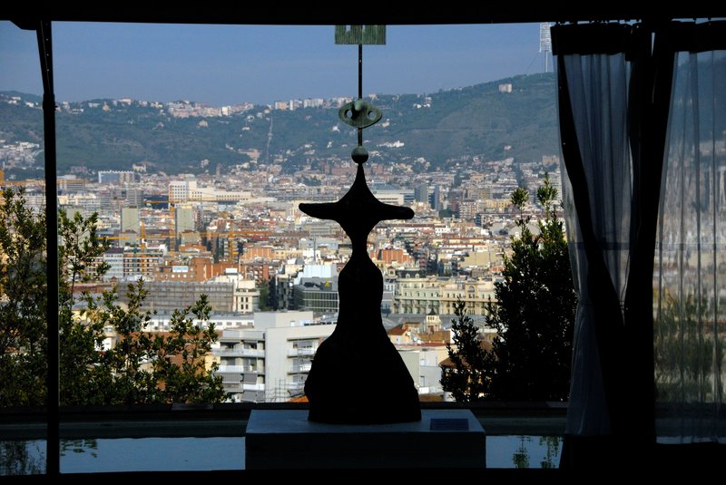 Barcelona 巴塞隆納<br>米羅美術館的中庭往山下望去，巴塞隆納是個熱鬧繽紛的城市。<br/>