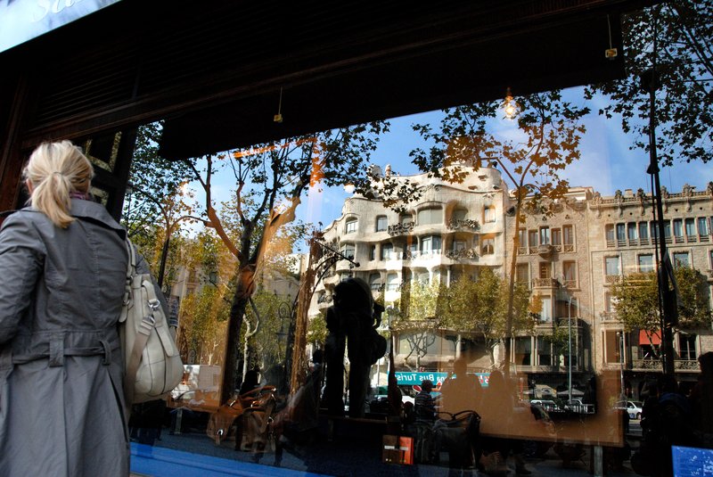 Barcelona 巴塞隆納<br>隔著街道，櫥窗玻璃反射著奇特的米拉公寓。<br/>