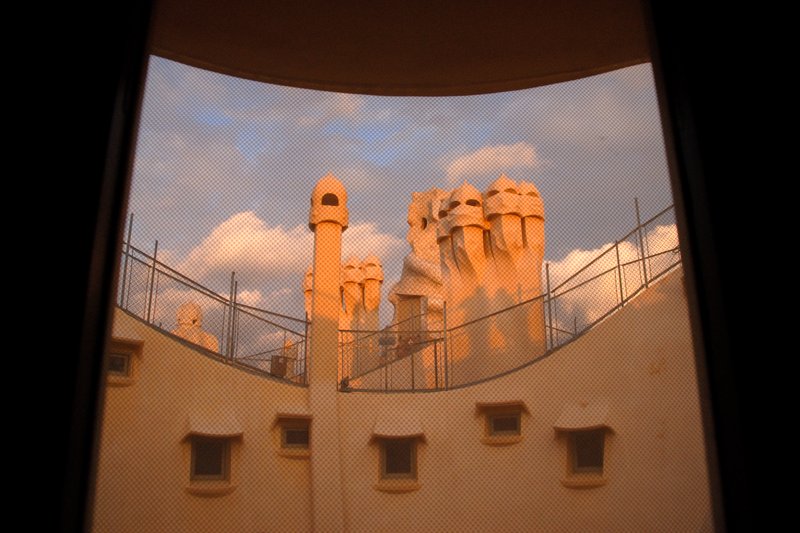 Barcelona 巴塞隆納<br>從米拉公寓的紗窗向上望去，屋頂是整個建築最精采的部份。<br/>