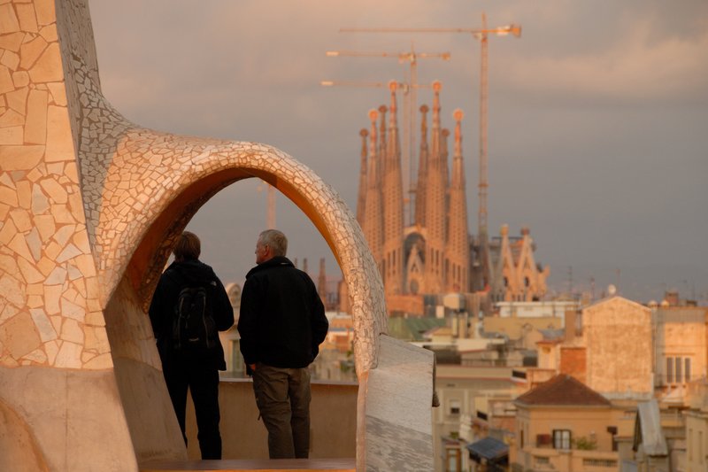 Barcelona 巴塞隆納<br>從米拉公寓屋頂上遠眺聖家堂，這是高第兩座最有名的建築。<br/>