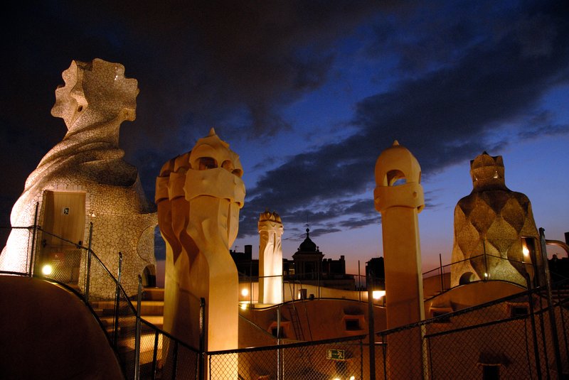 Barcelona 巴塞隆納<br>米拉公寓屋頂上，十幾座造型前衛的排煙管與水塔聳立其中，恍如時空怪客降臨。這是大師高第美化的手法，卻成為觀賞夜景最美麗的地方。<br/>