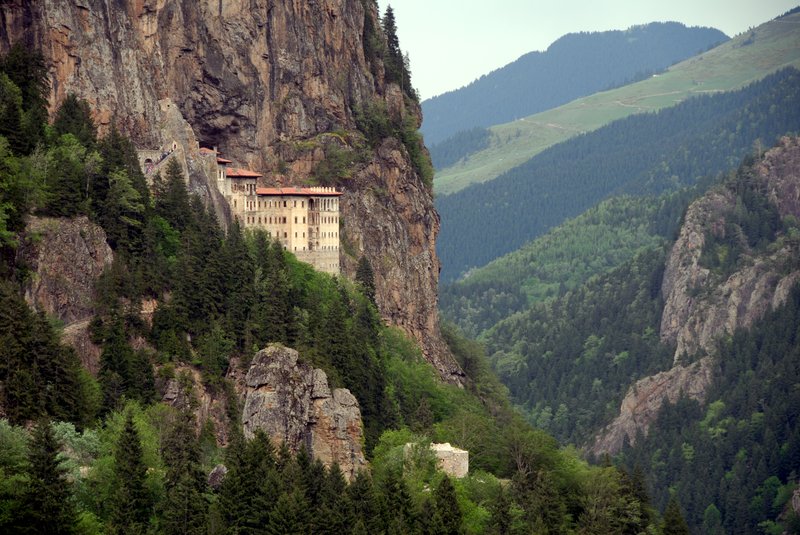 Sumela Monastery 蘇美拉修院<br>從安提德雷國家公園的步道上，遠眺嵌在山壁的教堂，十分壯觀。<br/>