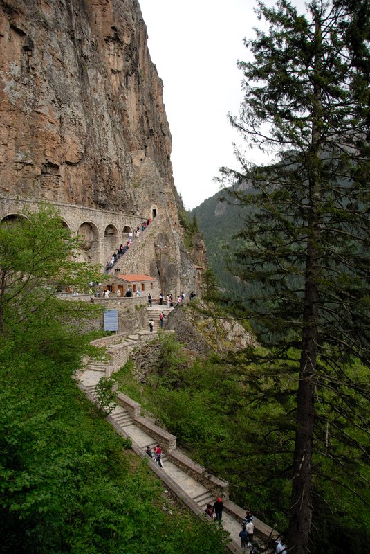 Sumela Monastery 蘇美拉修院<br>通往修道院的階梯望之彌高，攀爬起來辛苦但卻是值得。<br/>