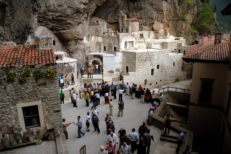 Sumela Monastery 蘇美拉修院<br>假日遊客如織，人聲鼎沸吵雜不堪，當年修行的修士可能不習慣這樣的日子。<br/>