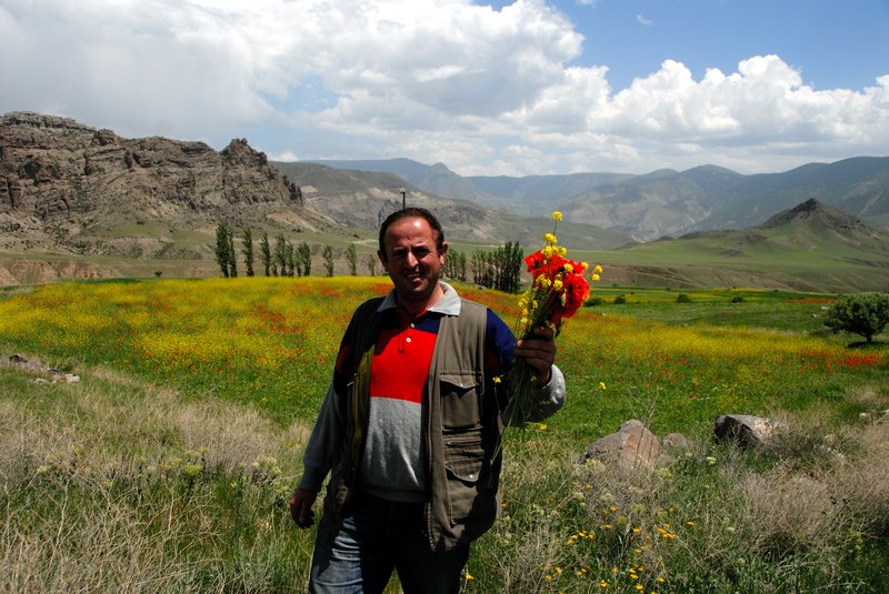 Olur<br>隨行的當地人特地下車，摘了野花送給車上的女伴。<br/>