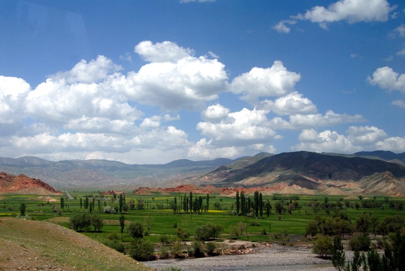 Pasali<br>一個不知名的地方，車子沿著D060公路往上爬，今天要去kars，透過車窗玻璃美麗的風景就在眼前。事後用gps查電子地圖才知道，這裡離Pasali不到2公里。<br/>