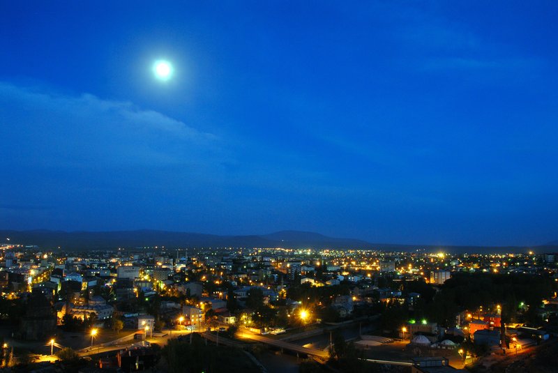 Kars 卡爾斯<br>舊城城堡上，今晚的kars夜景很美麗。<br/>