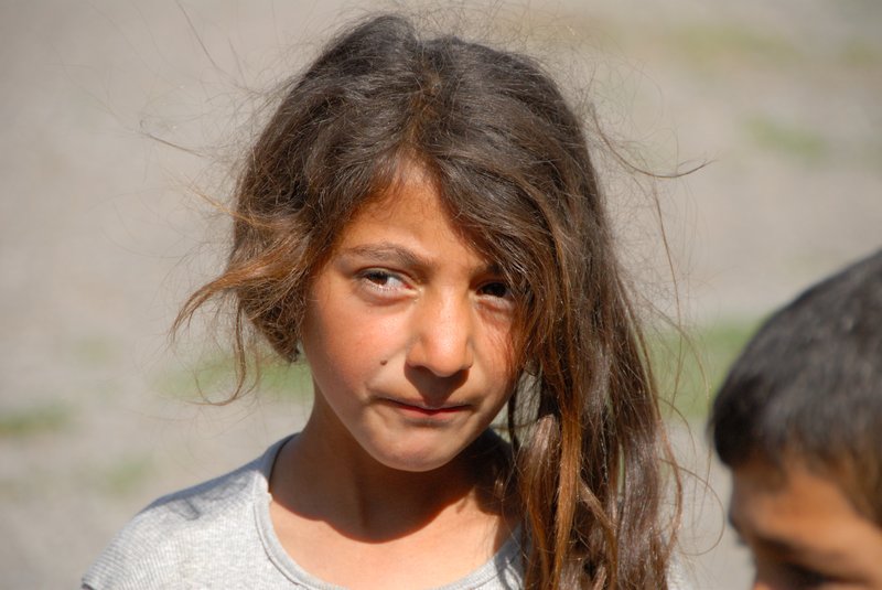 Ani 阿尼古城<br>古城外的庫德族小孩，沒有言語溝通，但我從她的眼神猜的出來，沒有自己國家的民族悲哀。<br/>