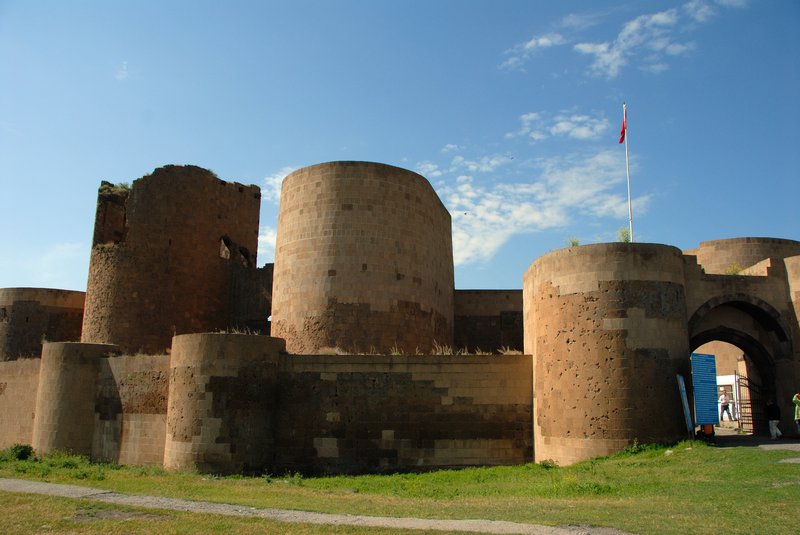 Ani 阿尼古城<br>是阿尼古城還是阿尼新城？在斑駁深色城牆上修補了全新淺色石牆，新舊補丁之間，土耳其人的古蹟保存真的很XX。<br/>