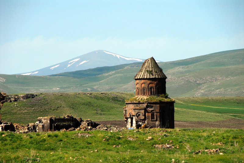Ani 阿尼古城<br>THE CHURCH OF SAINT GREGORY OF THE ABUGHAMIR FAMILY。曾經這裡遍佈了上千座的教堂，如今看到的只是所剩無幾的斷簷殘壁。<br/>