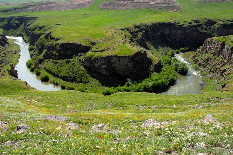 隔Arpacay河，對岸是亞美尼亞的領土，亞美尼亞人只能隔著河，遠遠的看著自己的故城。<br/>