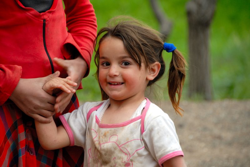 烏茲恩吉利村附近的穆薩山區<br>寒冷下雨的高山上，一對姐妹花微笑的面對遊客， 妹妹穿著單薄的短袖， 凍紅的臉頰像似蘋果。<br/>