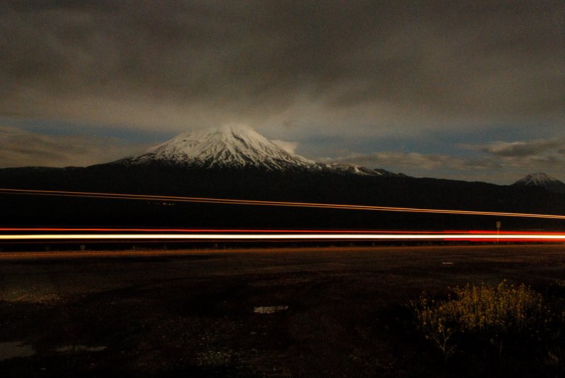 Dogubayazit 多古貝雅奇特<br>今天很幸福，公路旁的旅館門口，就可以看到亞拉拉特山的夜景。<br/>