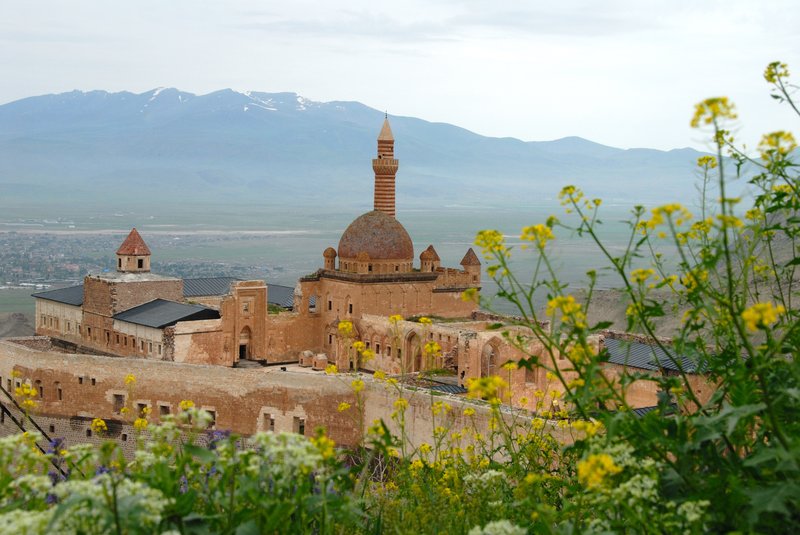 Ishak Pasa Palace 伊士哈克．帕夏宮<br>從夏宮後方的咖啡座可以遠眺整個宮殿與Dogubayazit 城鎮。<br/>