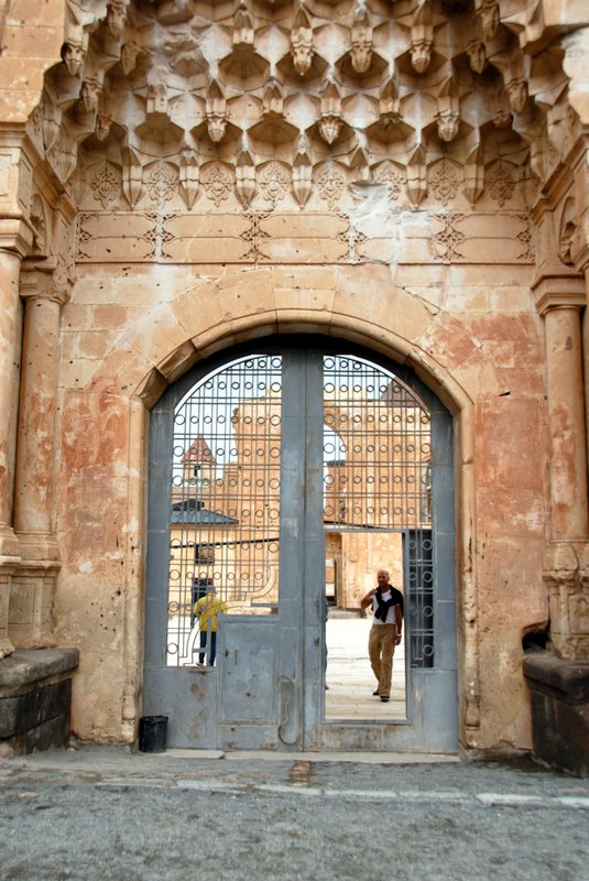 Ishak Pasa Palace 伊士哈克．帕夏宮<br>精美的石雕拱門完成於一七八四年，可惜黃金鑄造的氣派大門被俄國人偷走了。<br/>