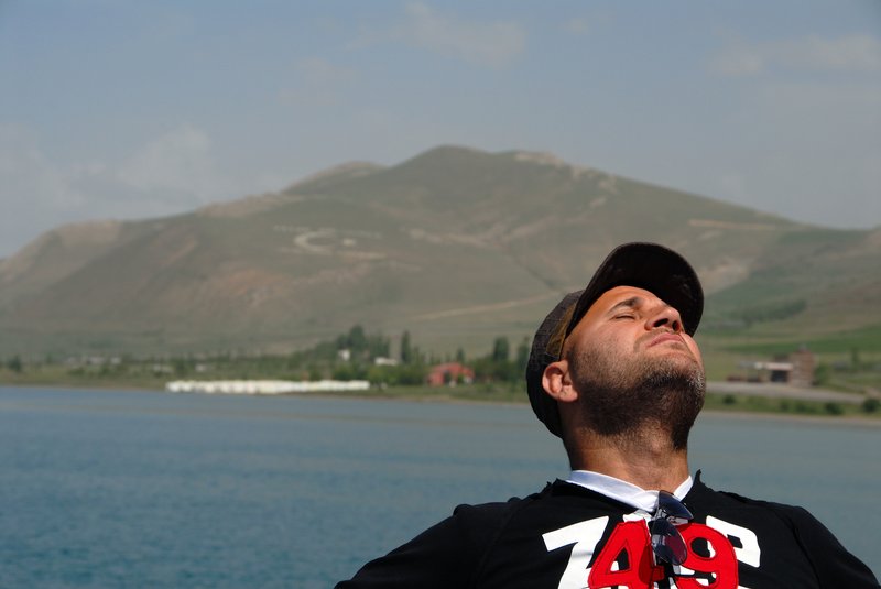 Van 凡湖<br>瀟灑的導遊伊凡先生正在享受日光浴，背景山上有土耳其國旗的標記。<br/>