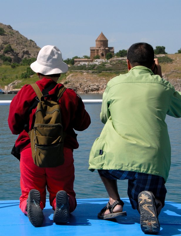 Van 凡湖<br>兩位虔誠的教徒(攝影師))，遠遠的看到教堂就開始膜拜。<br/>
