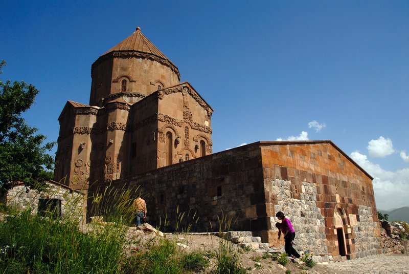 Akdamar Island 阿克達瑪島<br>這是亞美尼亞人於十世紀建立的聖十字教堂，不過在1915年的亞美尼亞人種族屠殺事件中，完全被破壞。現狀是2007年3月才修復完成，還好土耳其人沒有修的太漂亮。<br/>