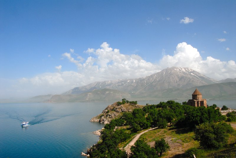 Akdamar Island 阿克達瑪島<br>由島上後方山頂，回頭望著教堂與遠處白雪山頭。<br/>