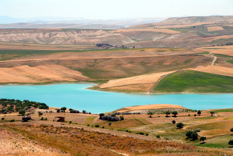 Akpinar<br>這是Ataturk Baraji阿塔圖克水壩的上游，藍色的河流美的彷彿高山湖泊。<br/>