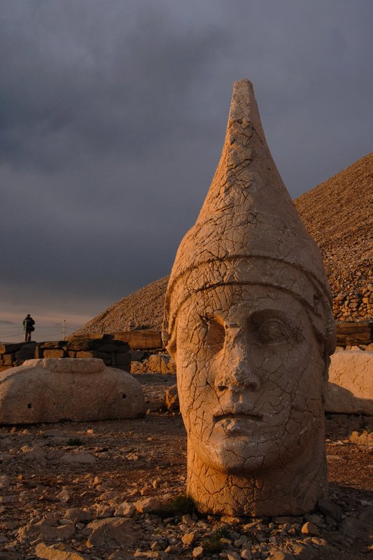 Nemrut Dag 人頭山<br>兩千年來每一次夕陽餘暉都照在我臉上，唉！SK2也沒用啦。<br/>