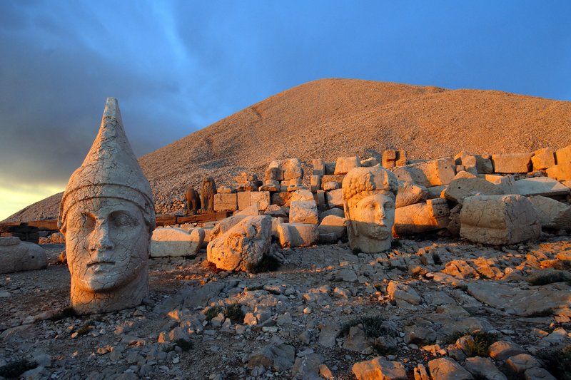 Nemrut Dag 人頭山<br>海拔2134高的山頂上，有座2000年前建立的陵墓和祭壇，還有高大的石像。由於地震與偷工減料的關係，石像早已毀壞，可是頭還在，這些人頭成為土耳其東部最吸引人的景觀。<br/>