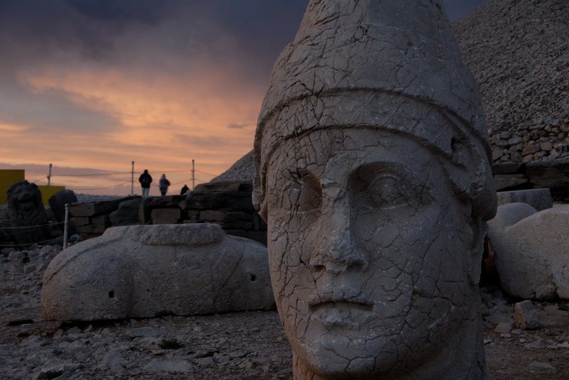Nemrut Dag 人頭山<br>絢爛的夕陽結束了，沒有光了，人也走光了，今晚又是孤寂的夜晚。<br/>