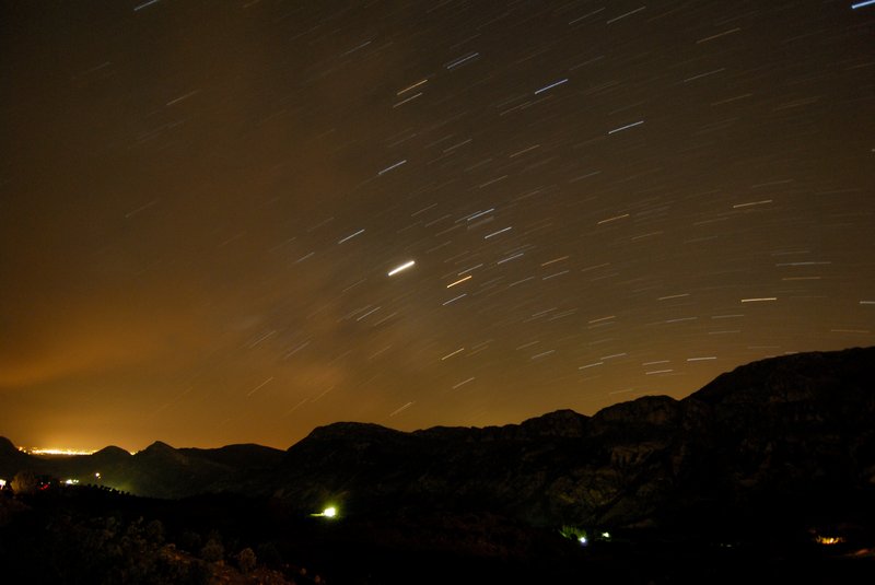 Nemrut Dag 人頭山<br>人頭山下數星星。曝光15分鐘，左下角的城市燈光已經有點過曝。<br/>