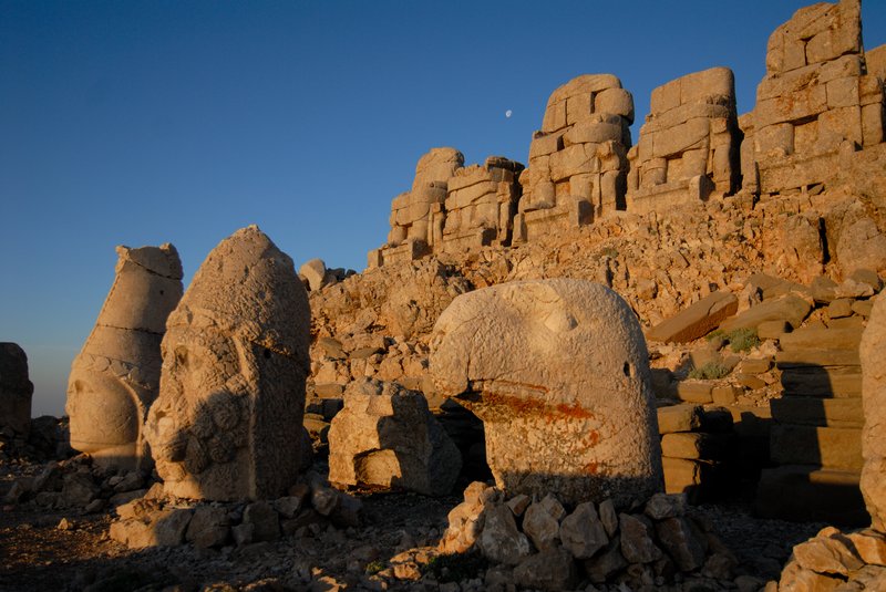 Nemrut Dag 人頭山<br>早上換成西面的人頭曬太陽，這邊的人頭排排站，看起來很乖。不過怕他們偷跑出去玩，還是有用鐵鍊圍起來。<br/>